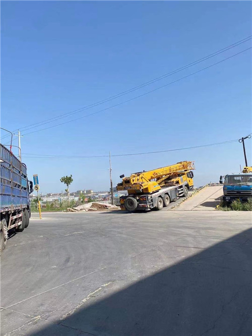 都江堰市25吨吊车的租赁价格大概是多少？