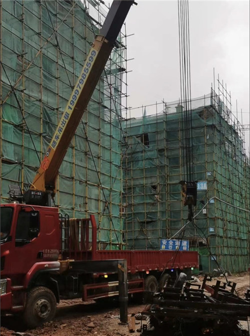 都江堰市“慢工细活”—— 吊车的 “微动控制” 技术
