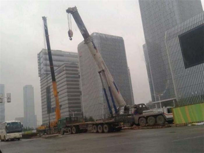 都江堰市“自动找平”—— 吊车的 “平地神器” 技术
